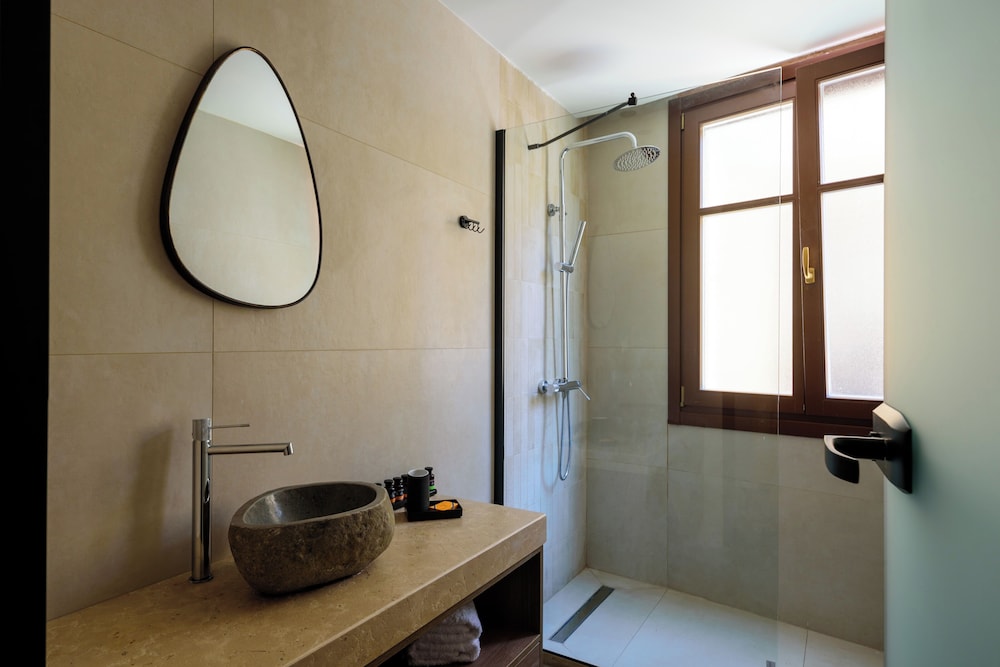Arthur Suites 58/60