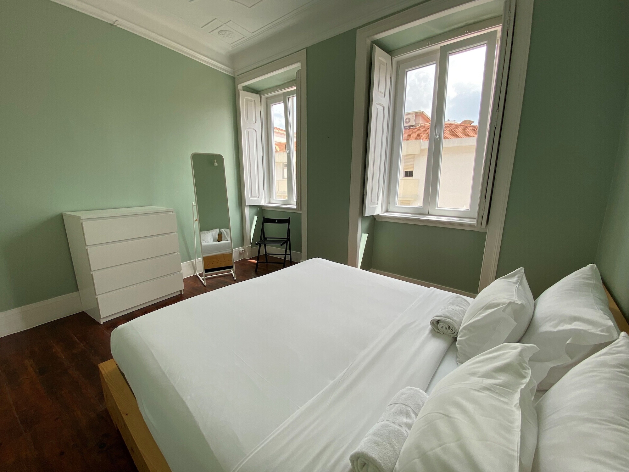 SUPERIOR, KING BED, SHARED BATHROOM