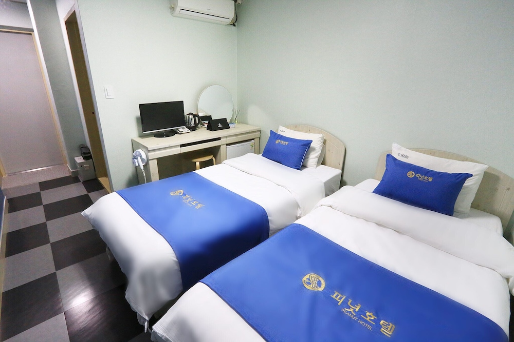 PEANUT HOTEL 19/61
