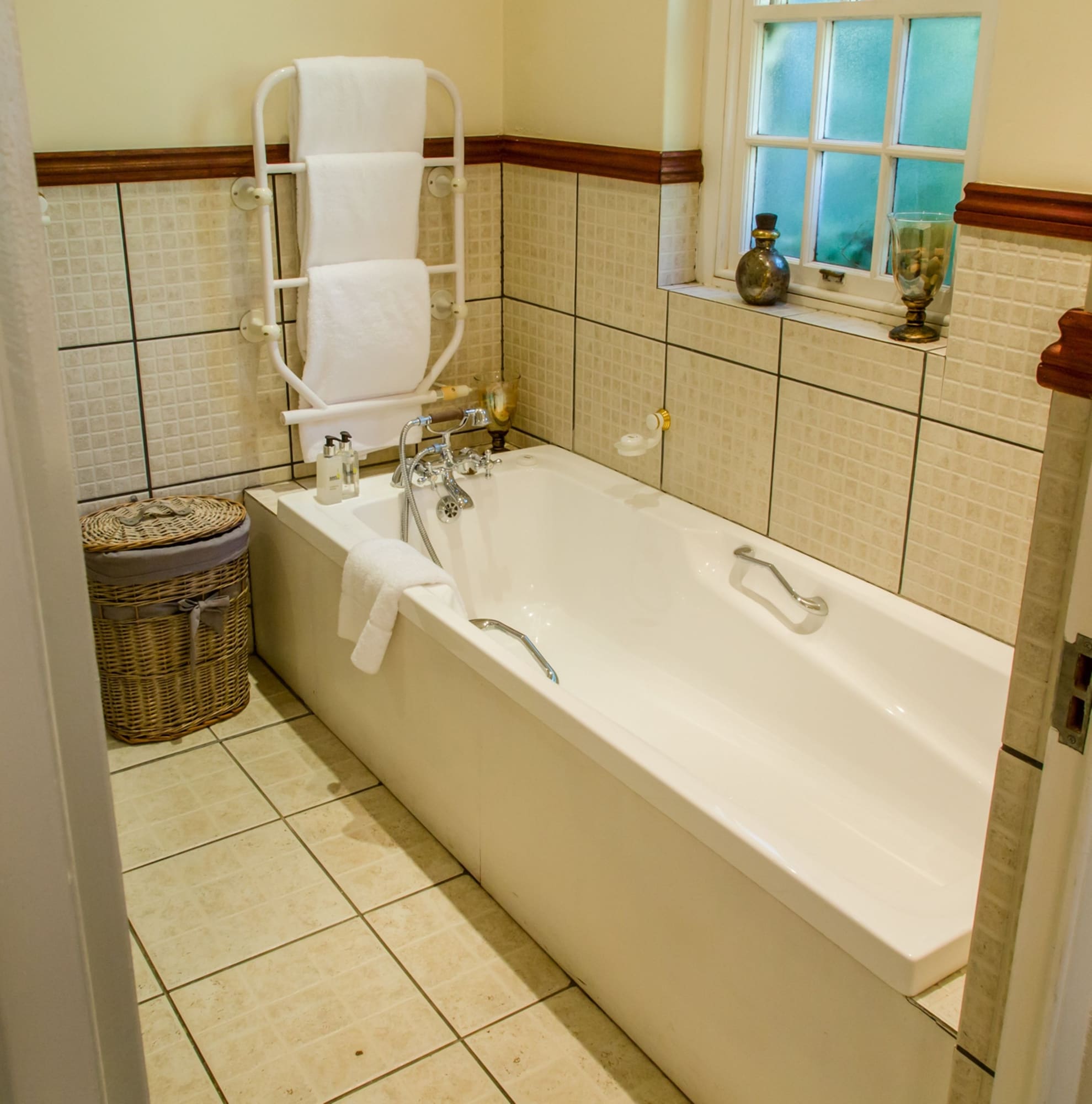 EXECUTIVE, SUITE, MOUNTAIN VIEW, POOL SIDE