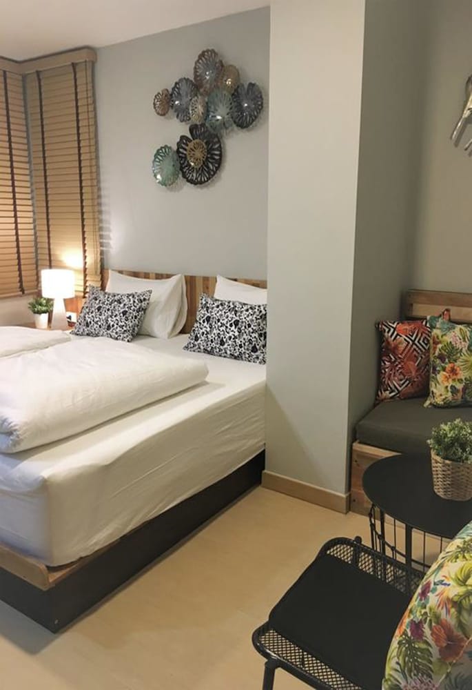 DELUXE, DOUBLE BED