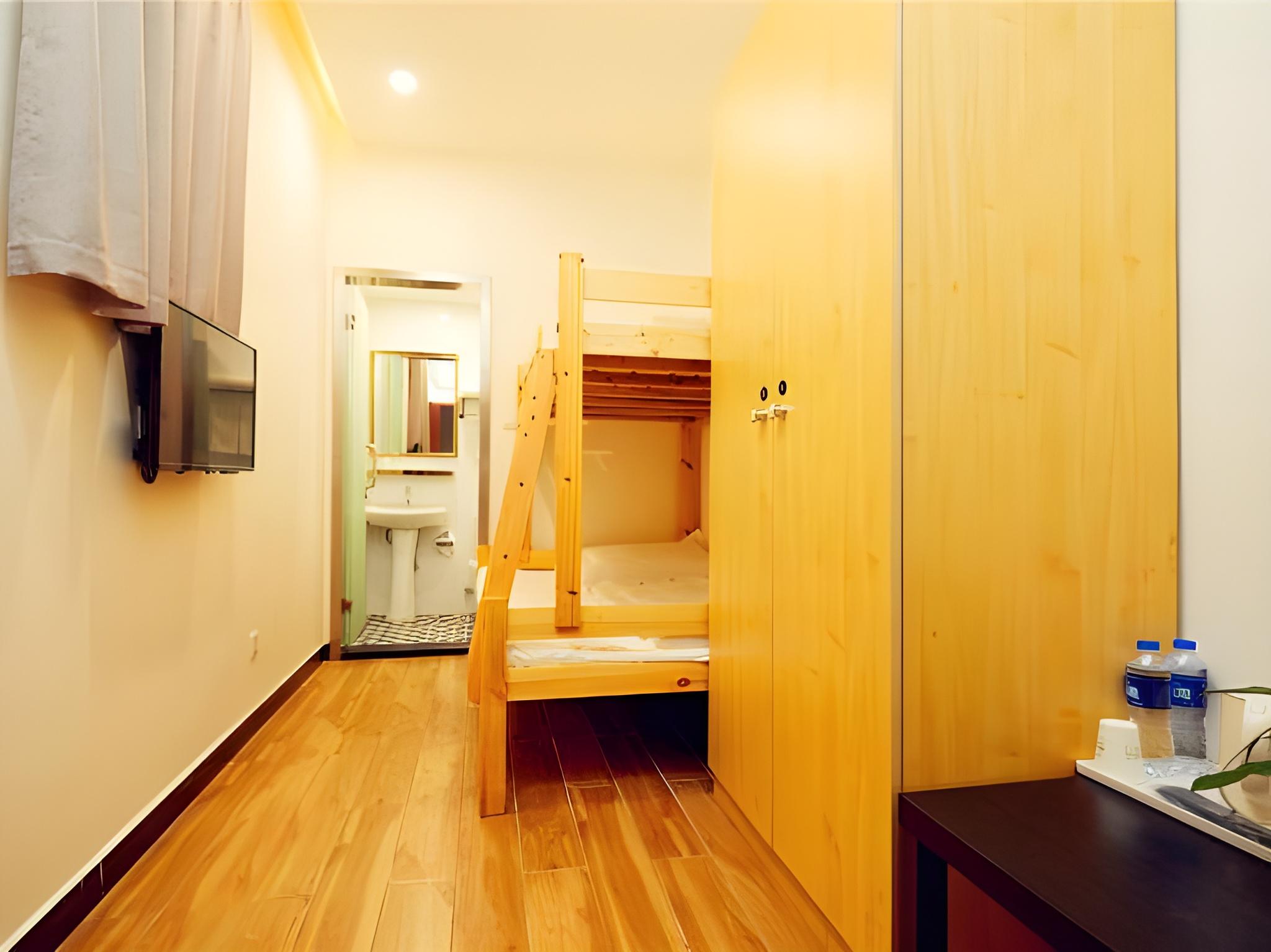 Boutique, 2 Bunk Beds