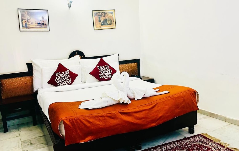 Vintage, King Bed، The Fort Ramgarh 3/4