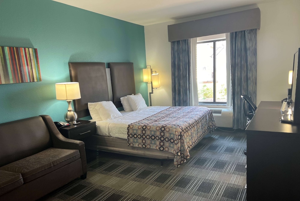 Days Inn by Wyndham Alva 8/24