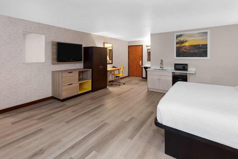 جناح استوديو بسرير كينج، Days Inn & Suites By Wyndham Spokane Airport Airway Heights 4/8