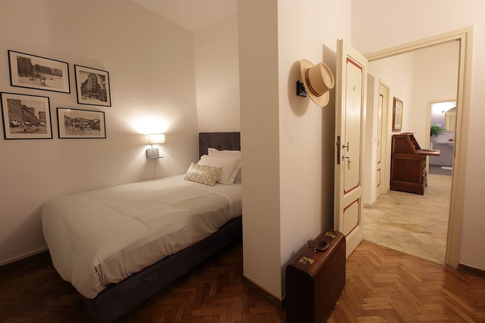 ROOM, SINGLE, EXTERNAL BATHROOM