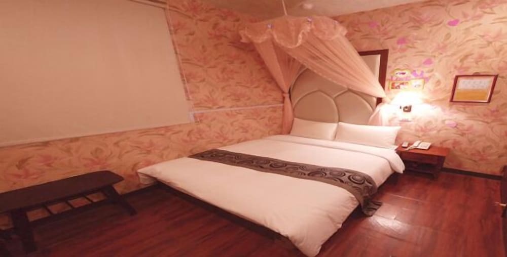 Fuchia Hotel 12/40