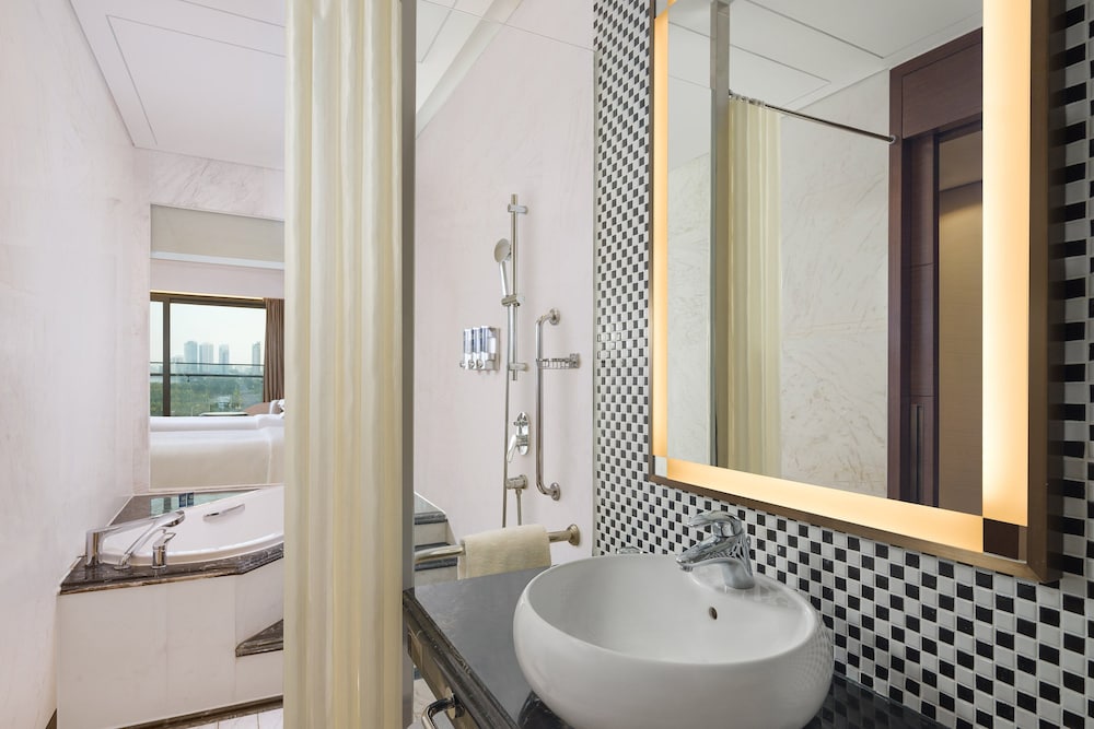 Four Points By Sheraton Danang 8/24