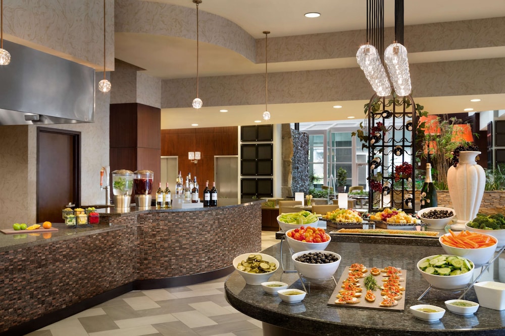 Embassy Suites by Hilton Los Angeles Glendale 41/54