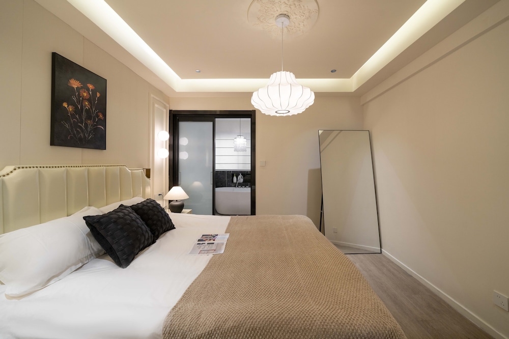 2 Bedrooms, Senior, Apartment, 1 Queen and 2 Double Beds, Bathtub، Book and Bed-People's Square 8/10