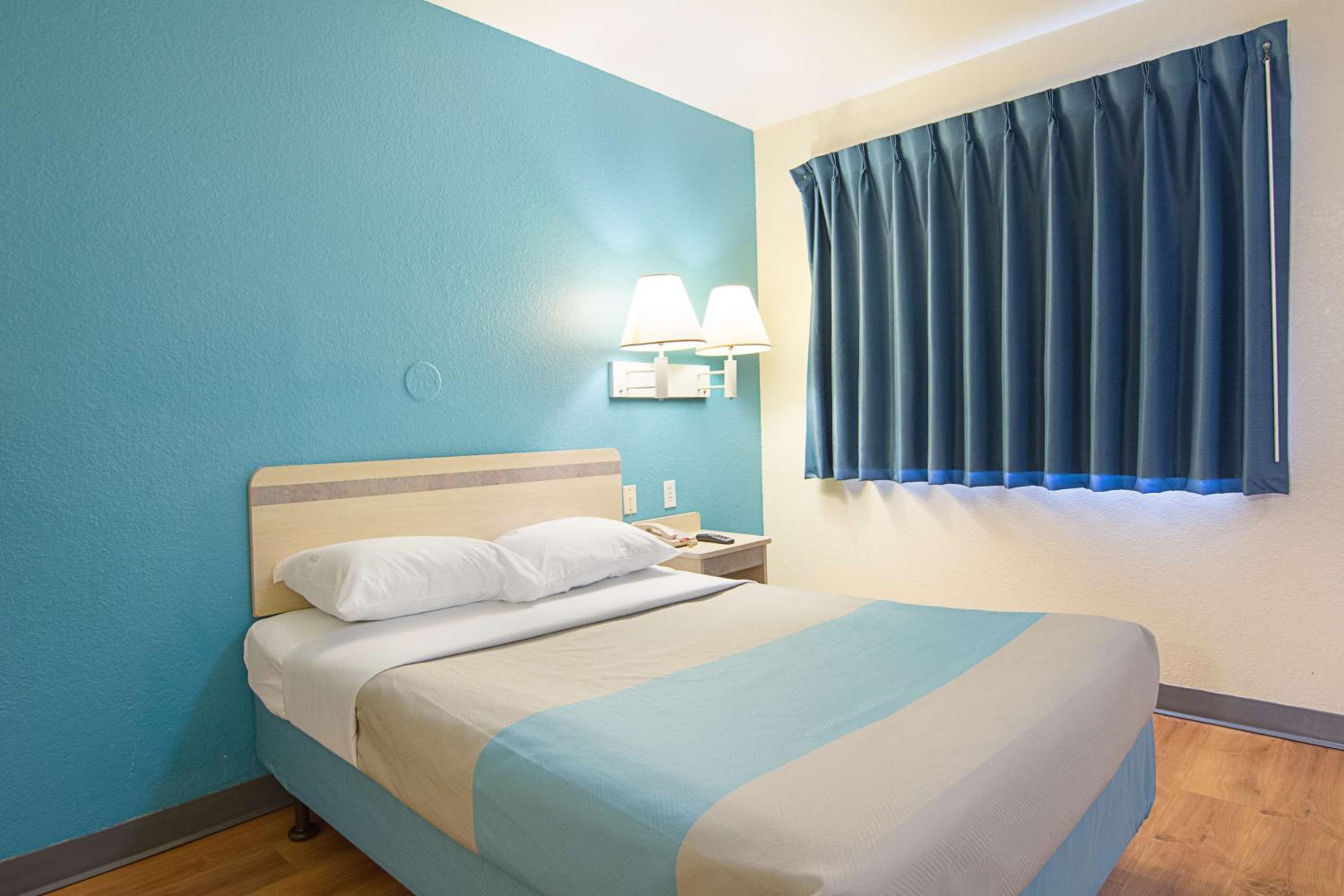 ROOM, QUEEN BED, SMOKING