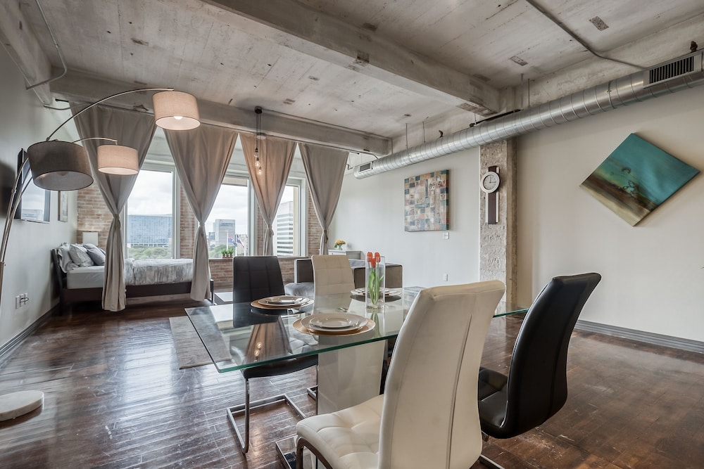 Luxury Downtown Dallas Stay by Amyfinehouse 26/50