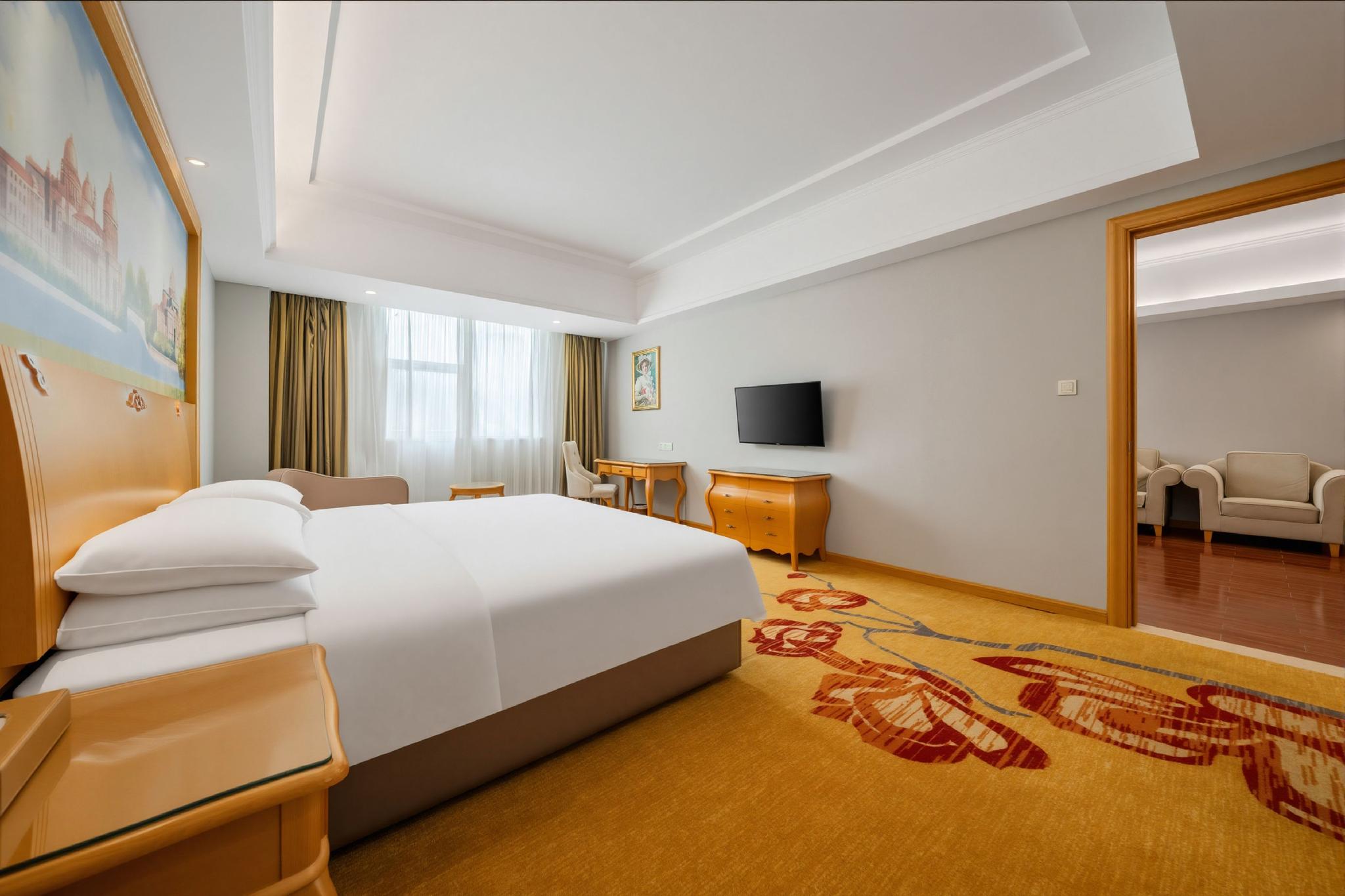 Vienna Hotel (Huizhoushi Lilin North Station) 24/58