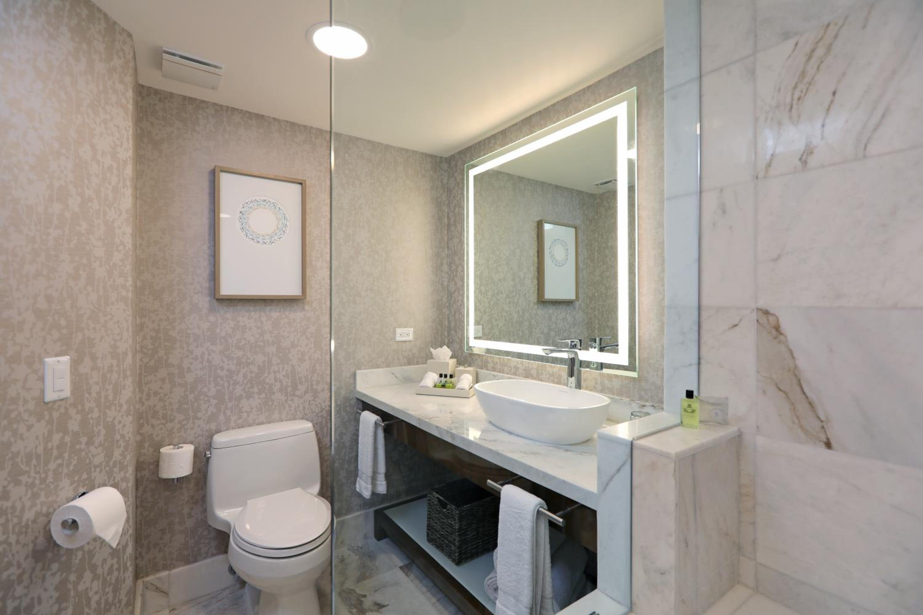 غرفة بريميوم بسريرين منفصلين مع دخول الصالة، InterContinental Costa Rica at Multiplaza Mall, an IHG Hotel 2/3