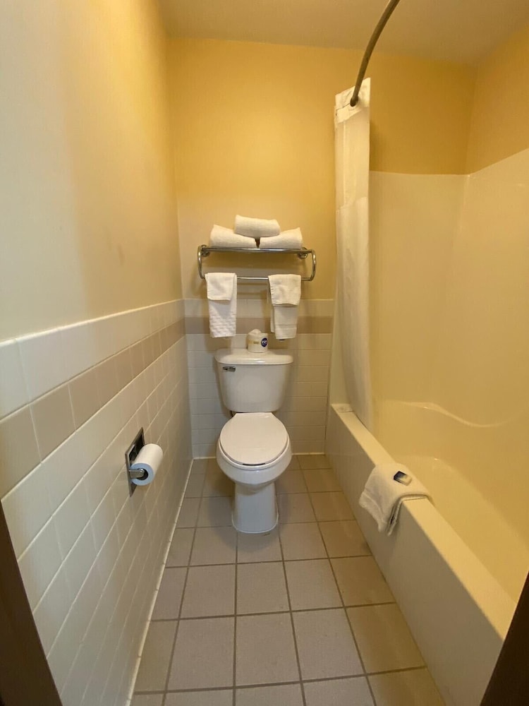 American Inn and Suites Peosta, IA 12/35