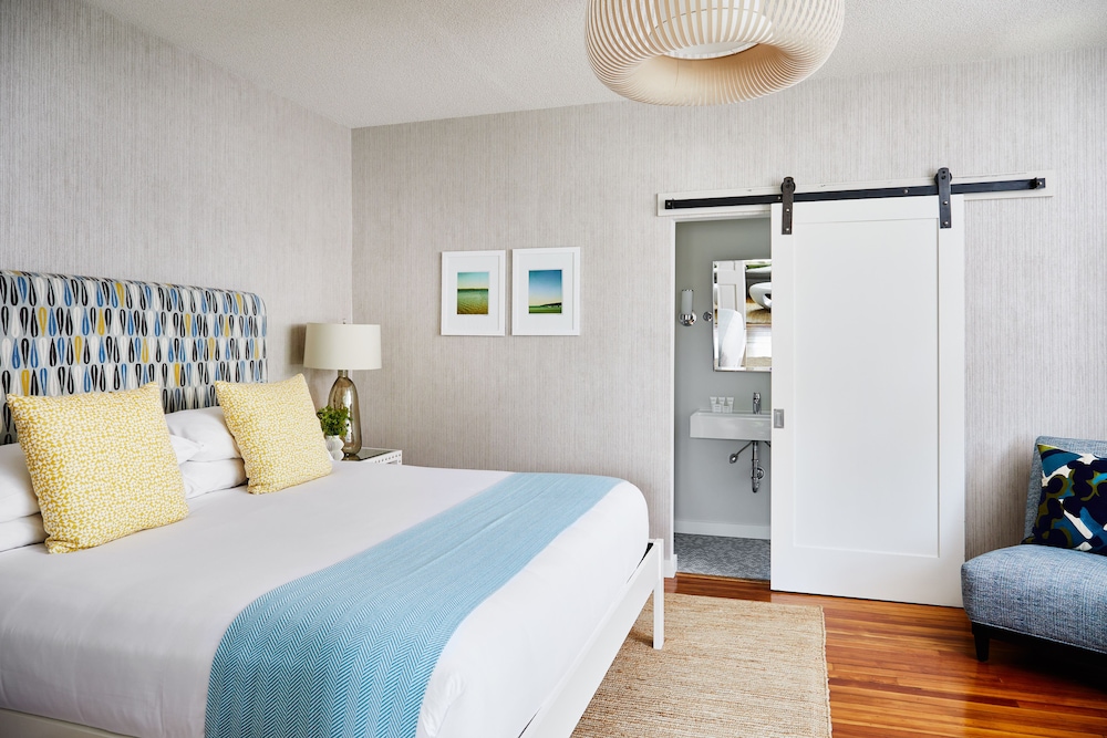 ROOM, KING BED