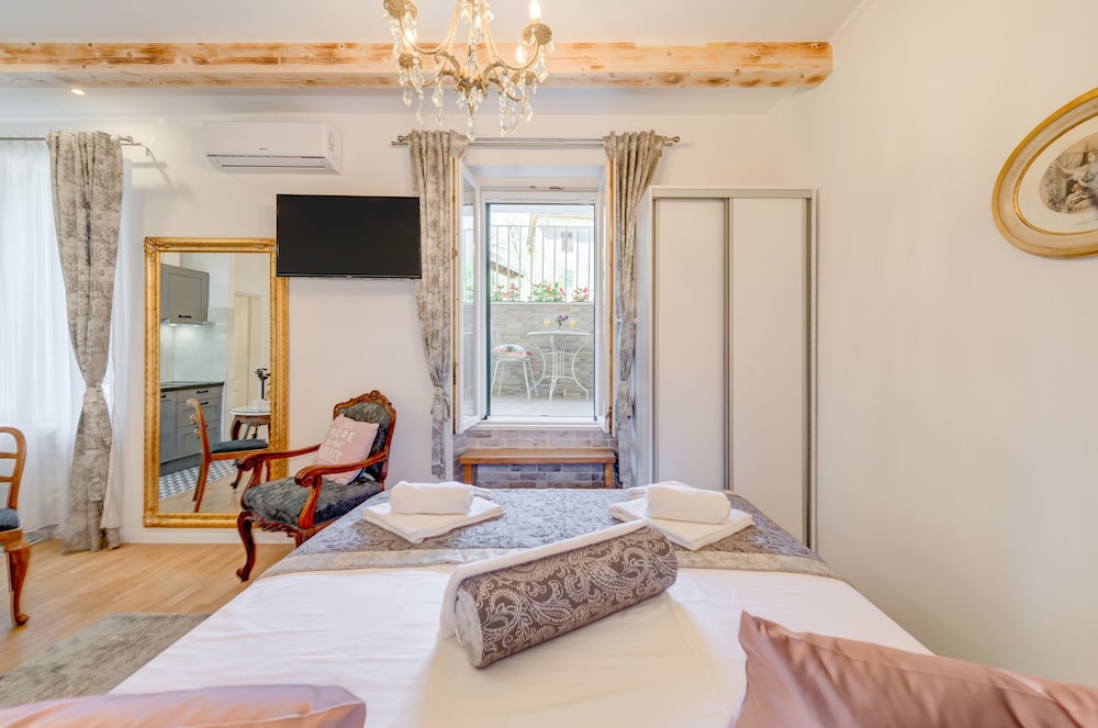 Le Monde Luxury Accommodation 7/63