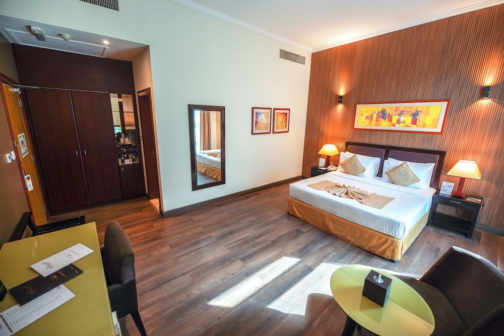 DELUXE, KING BED, SMOKING
