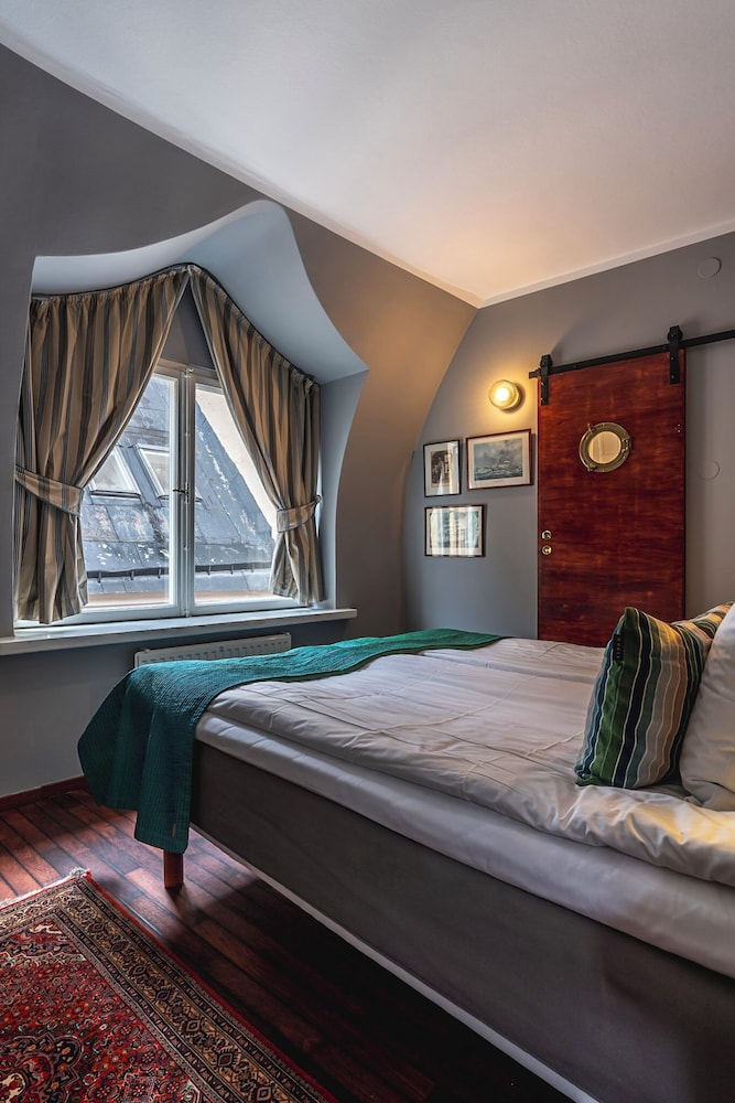 Captains, Superior, King Bed