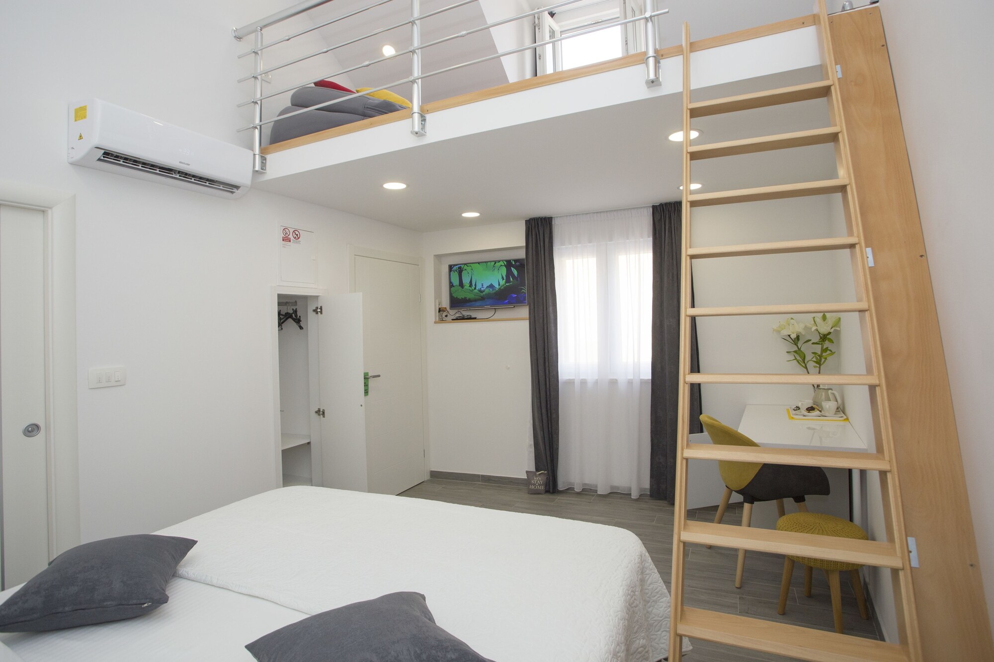 Deluxe, Queen Bed, Shared Terrace، Central Old Town Rooms 3/10