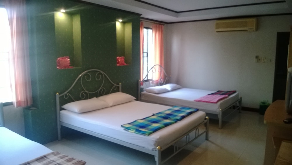 Family, 1 Single and 2 Queen Beds