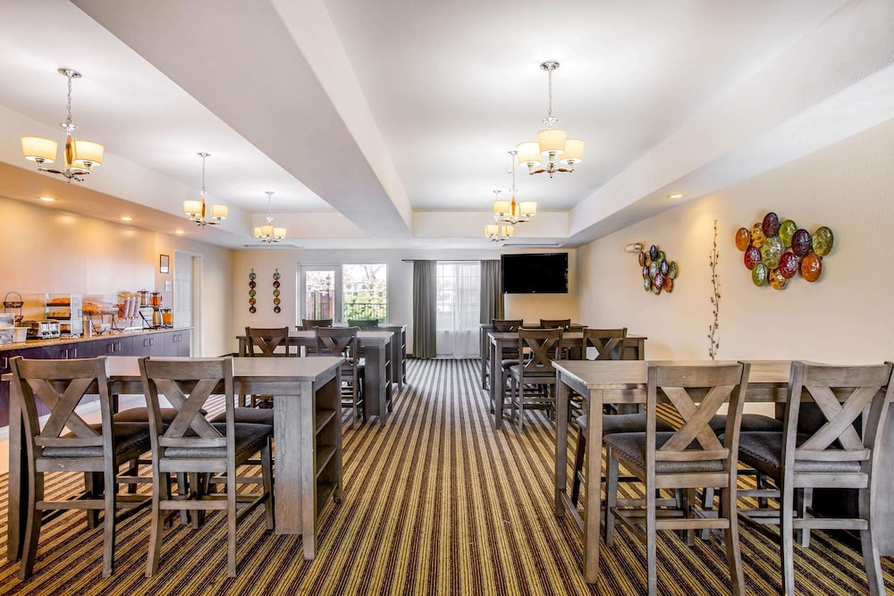 La Quinta Inn & Suites by Wyndham Fowler 47/61