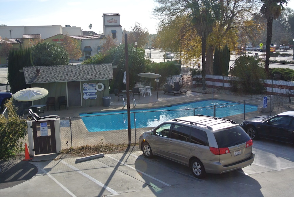 Vino Inn & Suites (ex Rancho Tee Motel) 52/63