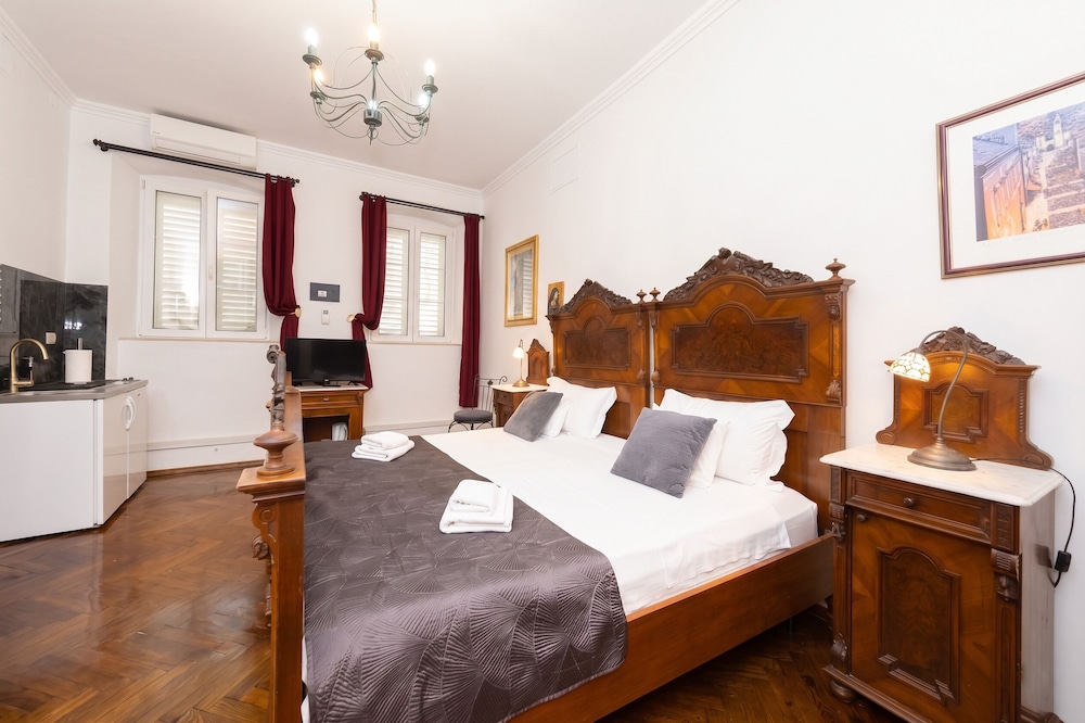 Amoret Apartments 16/83