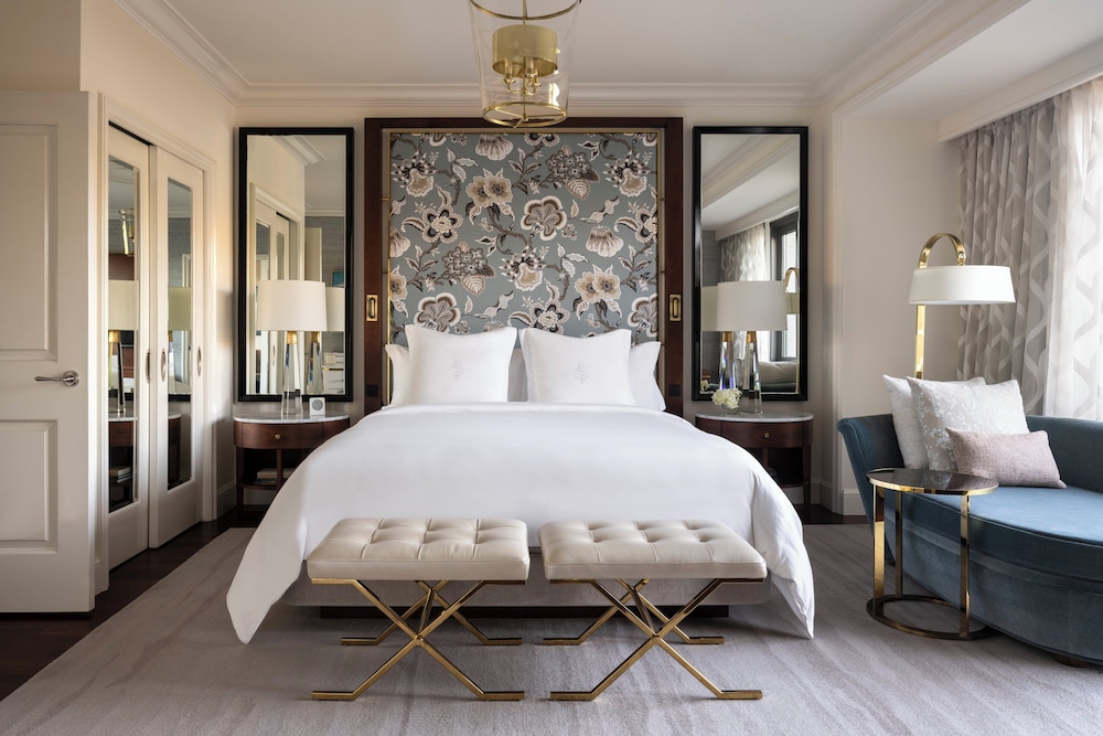 2 Bedrooms, Suite, 1 King and 2 Double Beds, King and Twin Beds