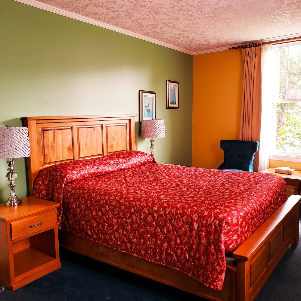 STANDARD, QUEEN BED