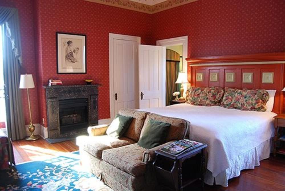 Rothschild-Pound House Inn 32/76