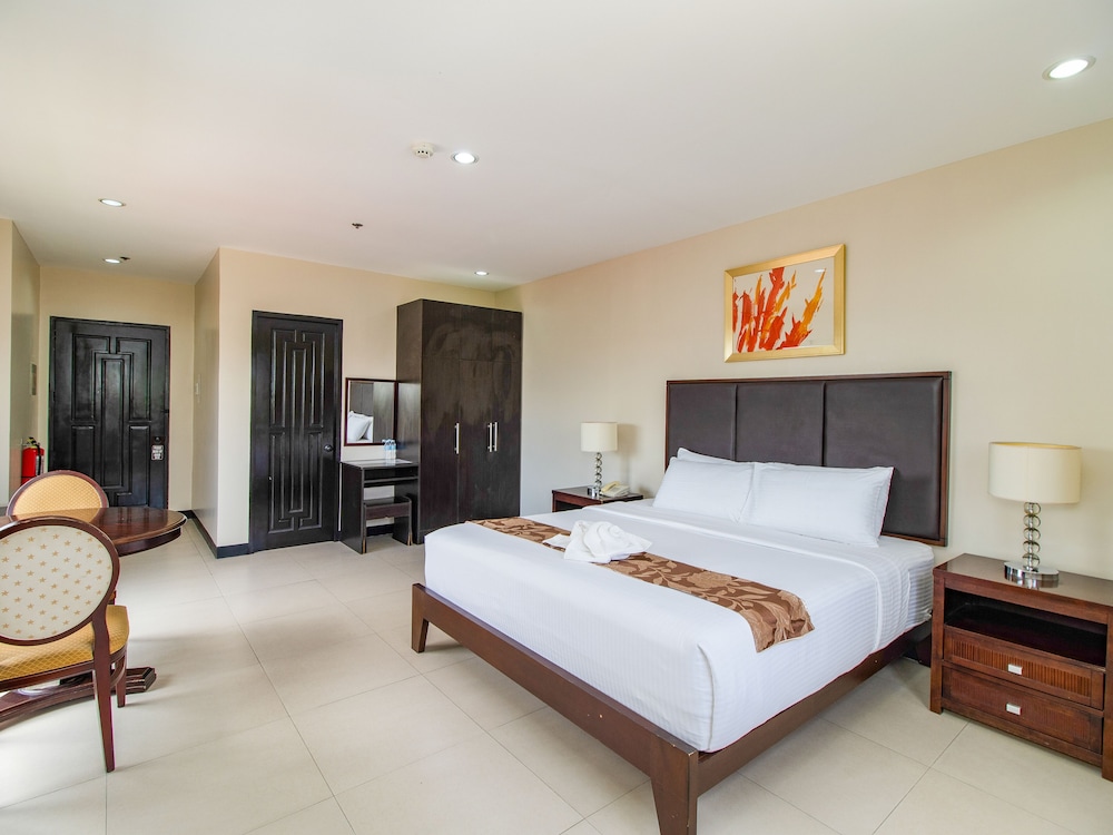 Main Hotel And Suites 30/67
