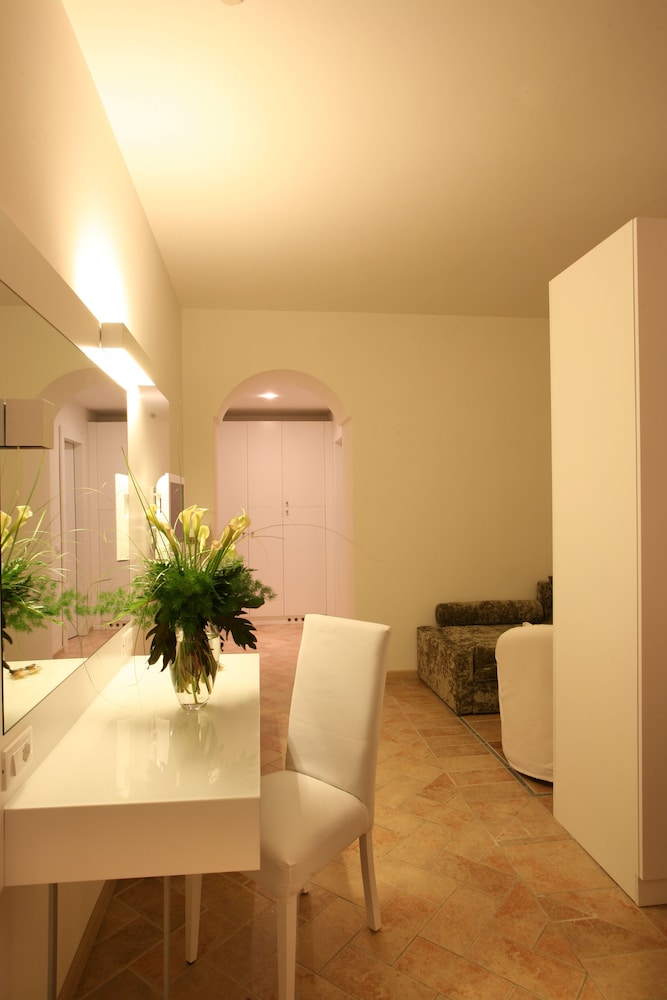Hotel Castello Di Santa Vittoria 27/47