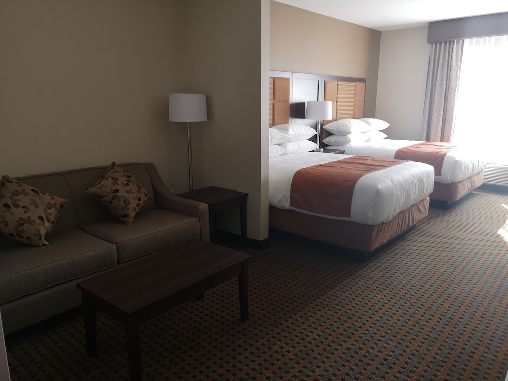 غرفة قياسية بسرير كينج مع أريكة بمطبخ صغير، Best Western Plus Hinton Inn and Suites 4/9