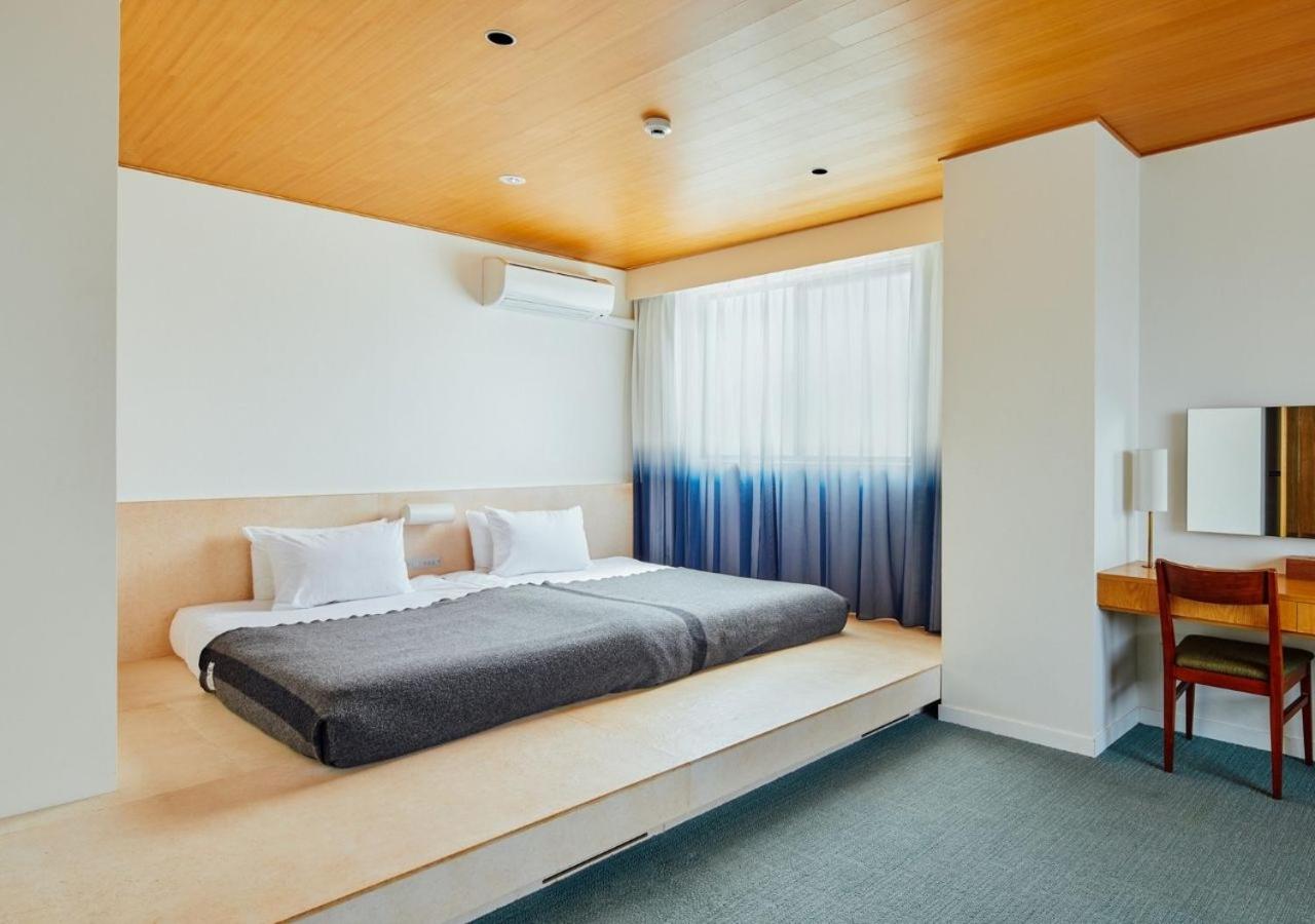 Deluxe Theater King with Private Bathroom