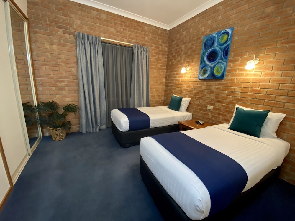 Coastal Waters Motor Inn 36/73