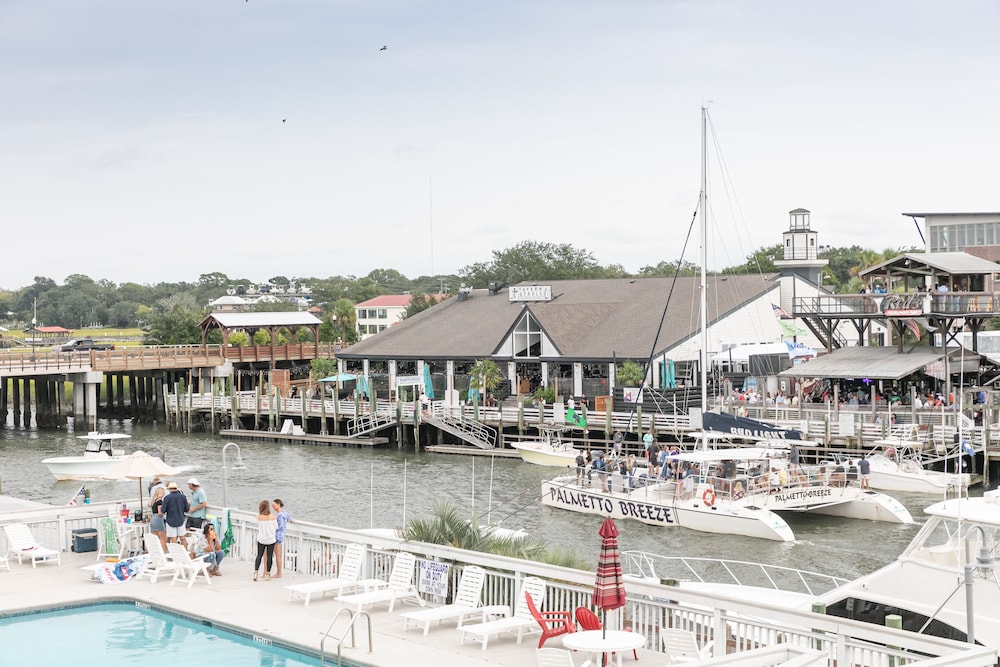 Shem Creek Inn 32/37