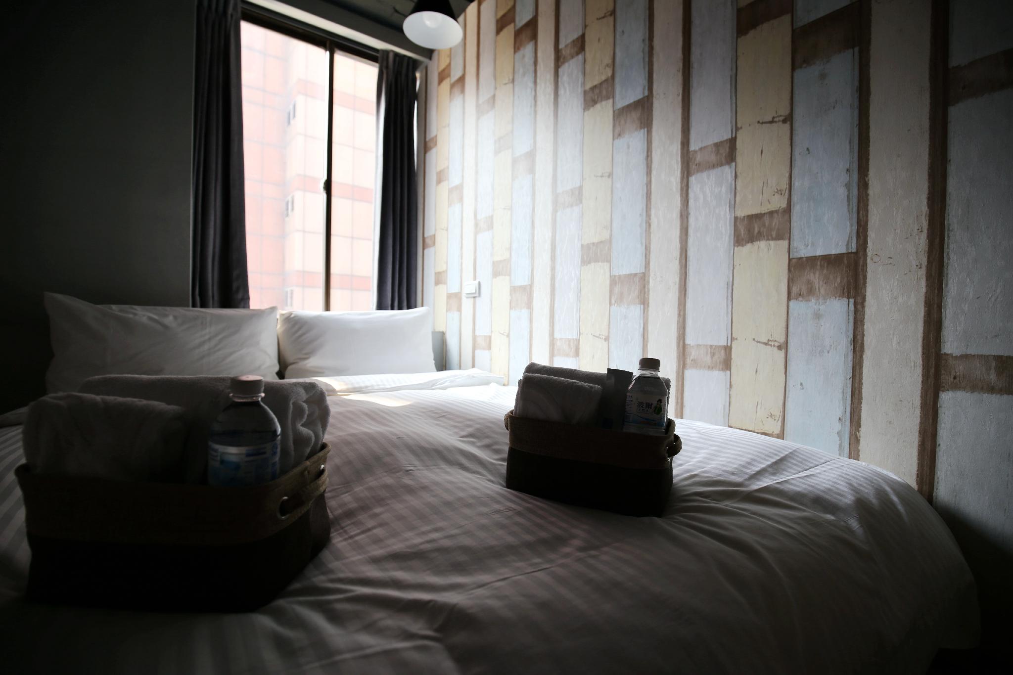 ROOM, DOUBLE BED, SHARED BATHROOM