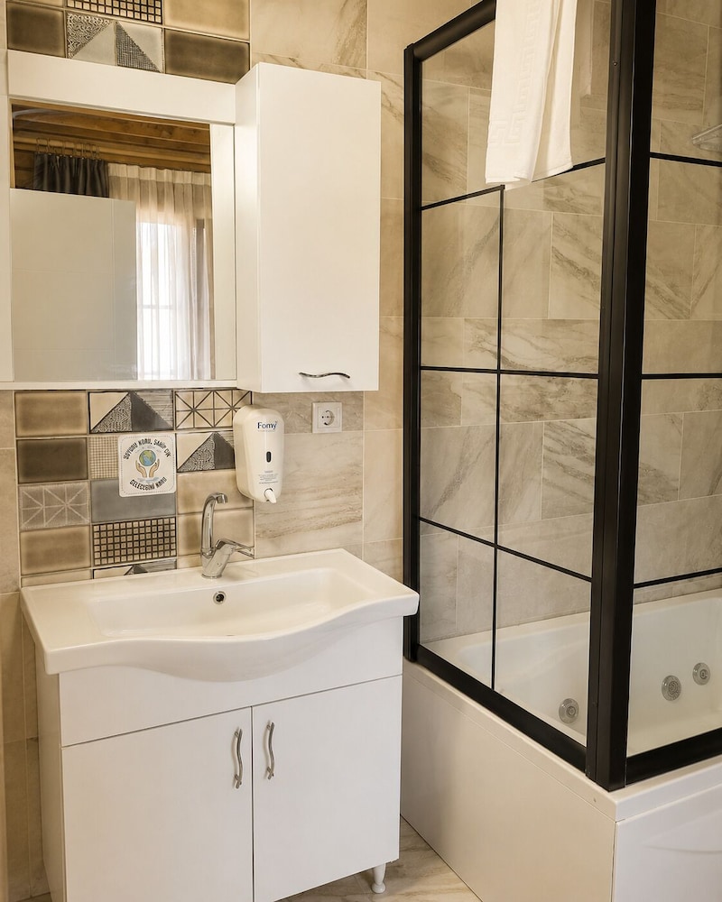 Royal Garden Suite Hotel 44/45