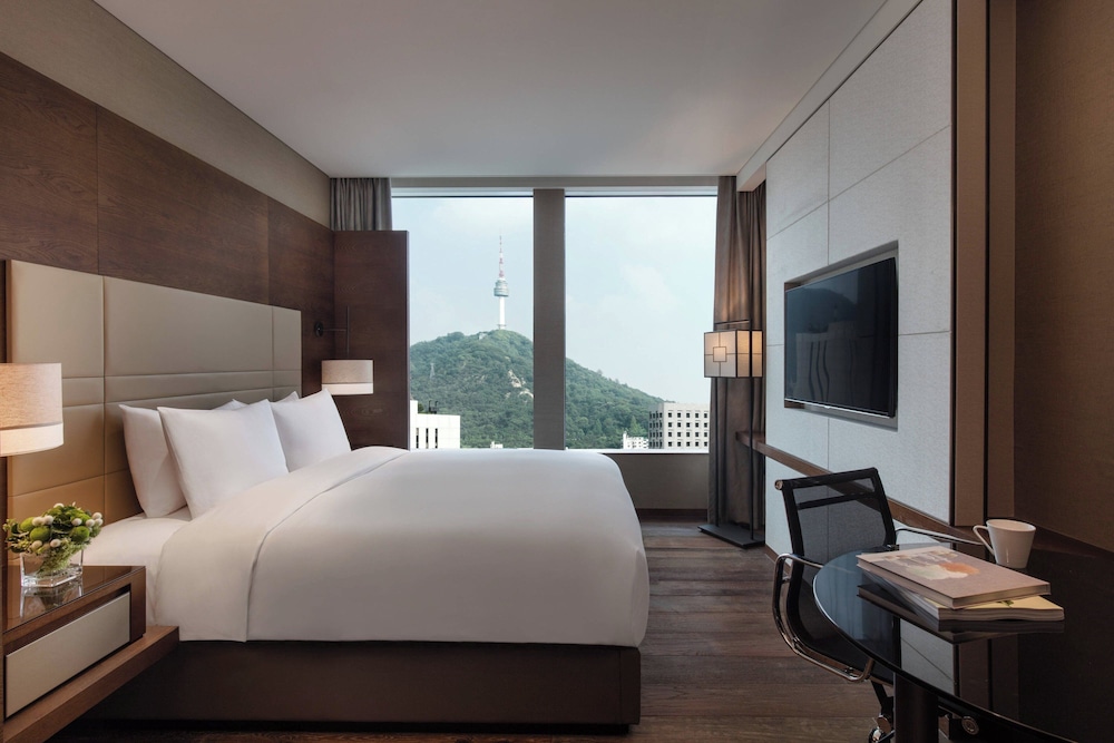 Junior Suite, King Bed, Tower View