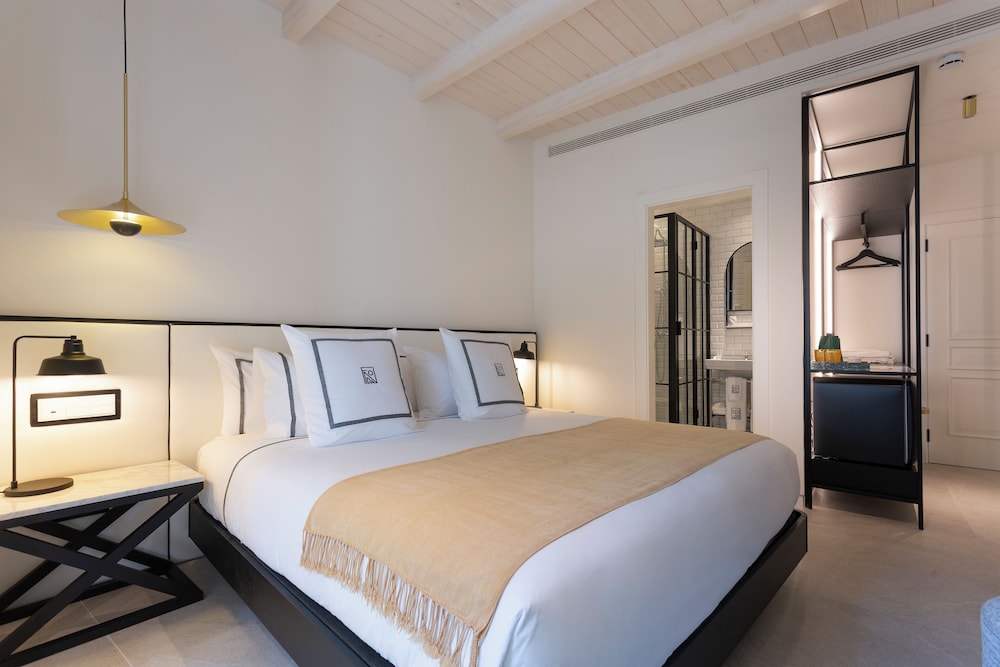 ROOM, DOUBLE BED