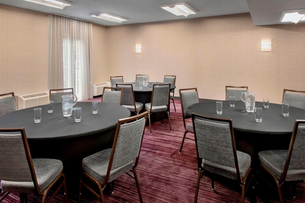 Courtyard By Marriott Newark Liberty International Airport 31/37