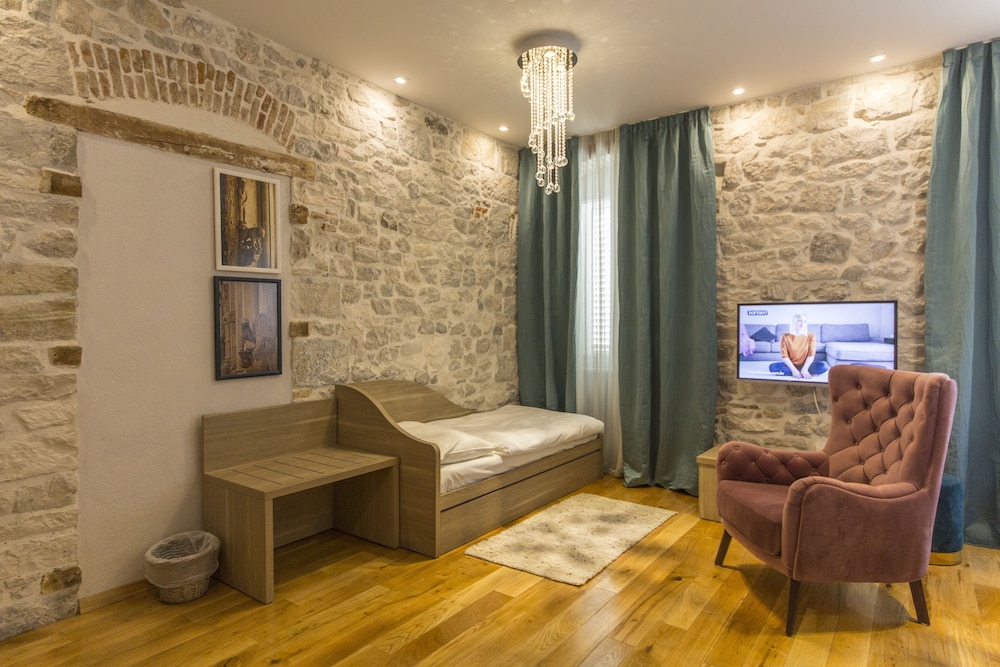 Tifani Luxury Rooms 43/50