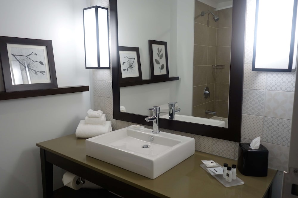 Country Inn and Suites By Radisson Belleville ON 5/49