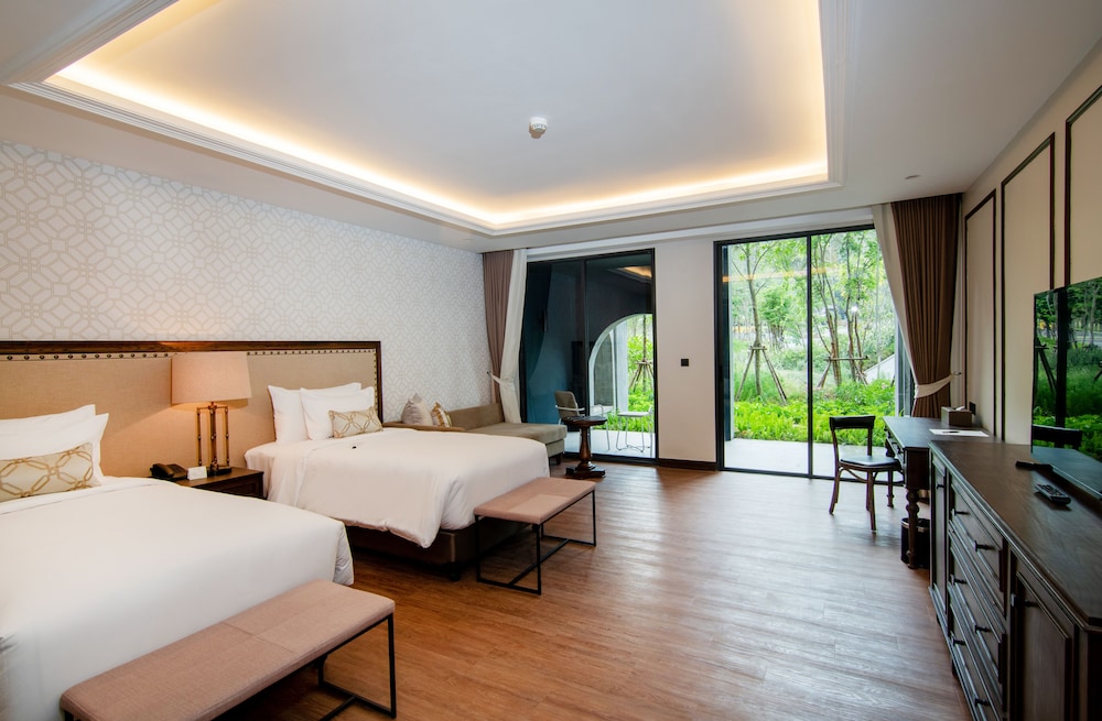 GRAND, TWIN BEDS