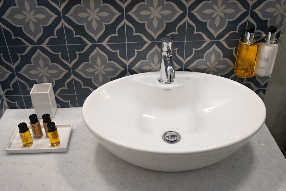 Athenian Yard Suites 48/50