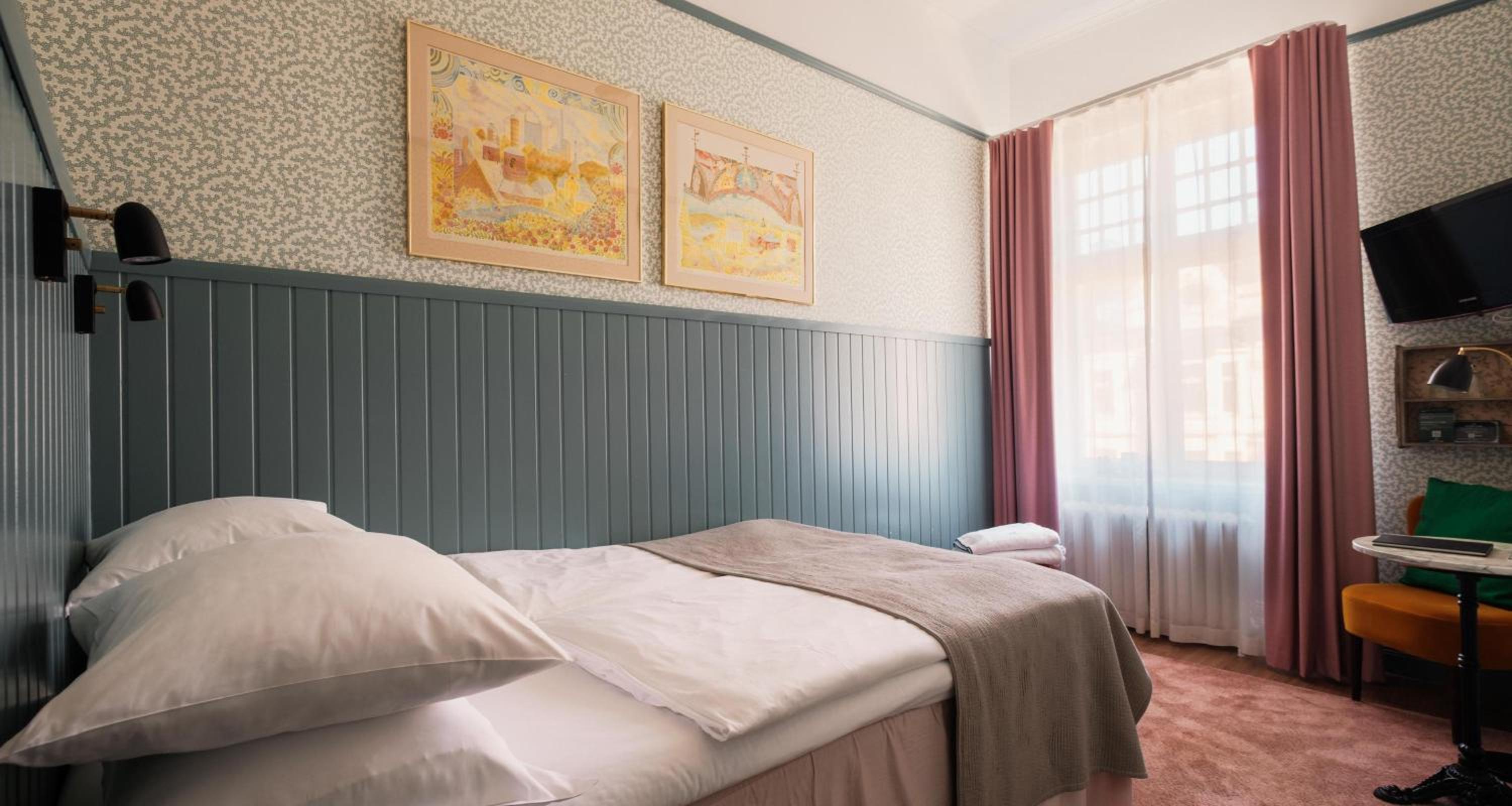 غرفة صغيرة بسرير مزدوج