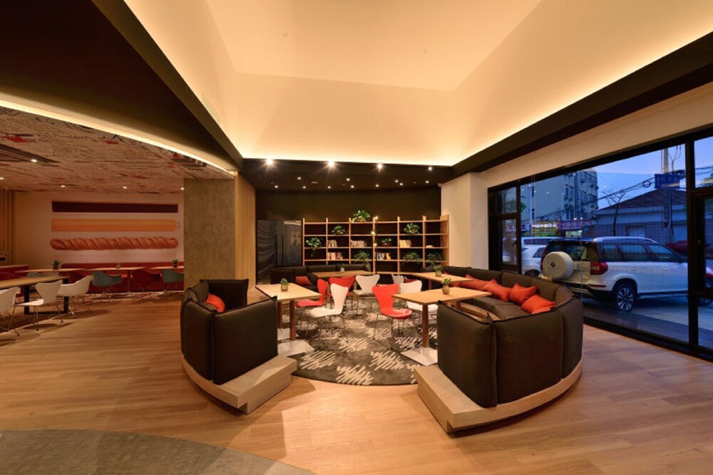 IBIS Shanghai New Hongqiao Hotel 45/68