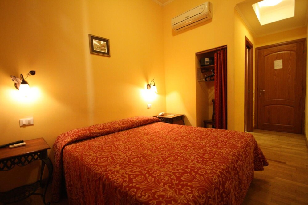 Hotel Cherubini 7/23