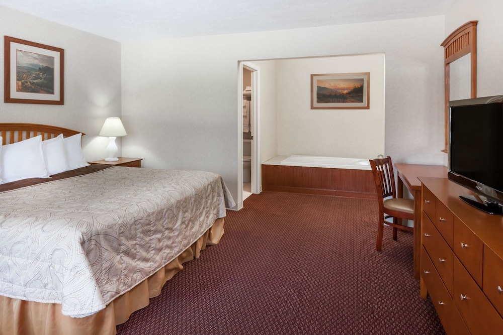 Howard Johnson by Wyndham Traverse City 15/47